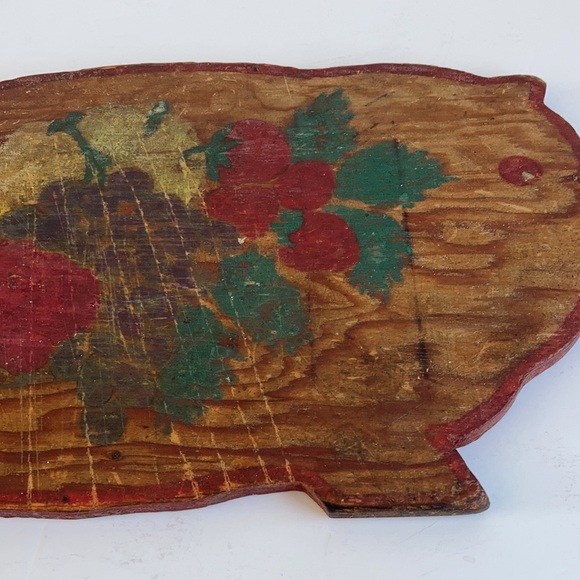 Vintage wood pig cutting board folk art painted red strawberries grapes - Picture 7 of 15